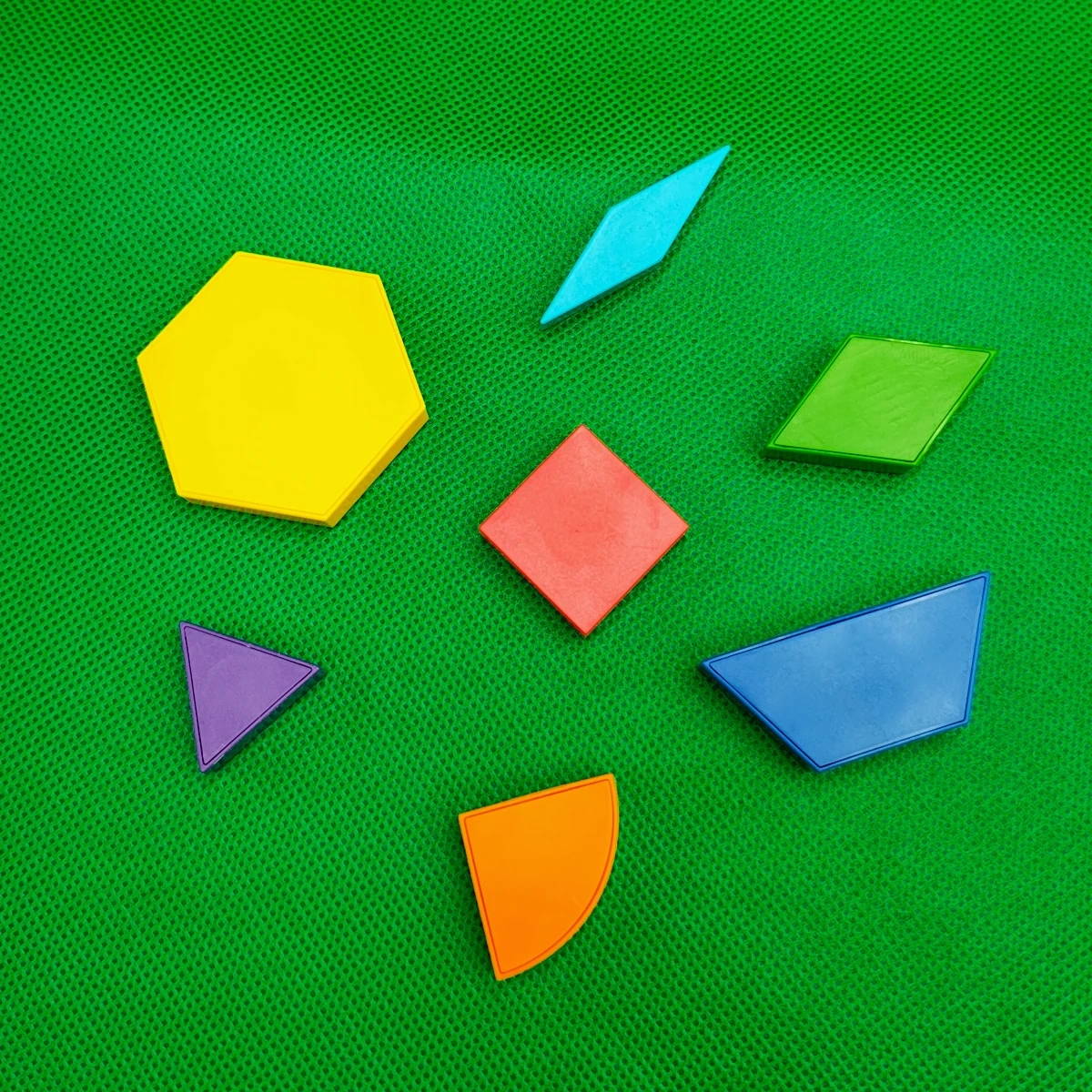 Magnetyczna mozaika Tangram z tablicą - 128 el. + karty pracy - miniatura 7